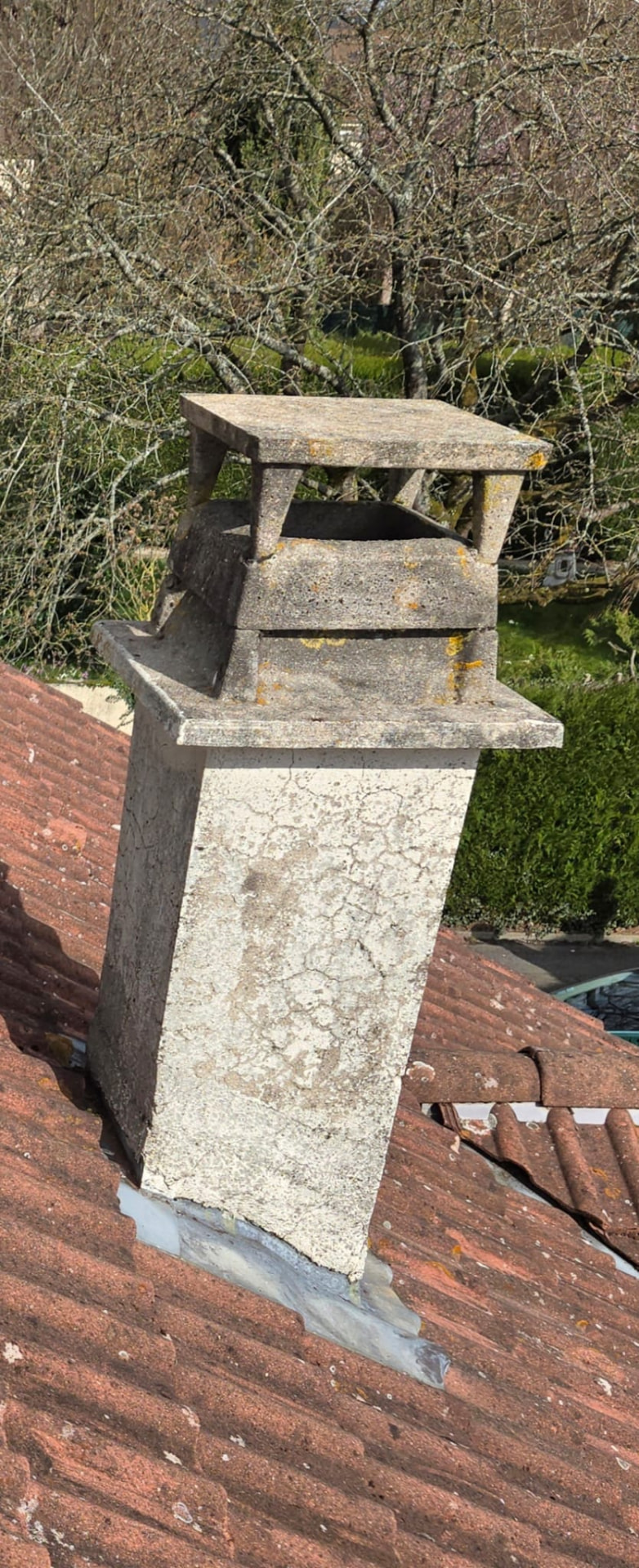 Souche de cheminée débarrassée des mousses et lichens après démoussage et traitement fongicide