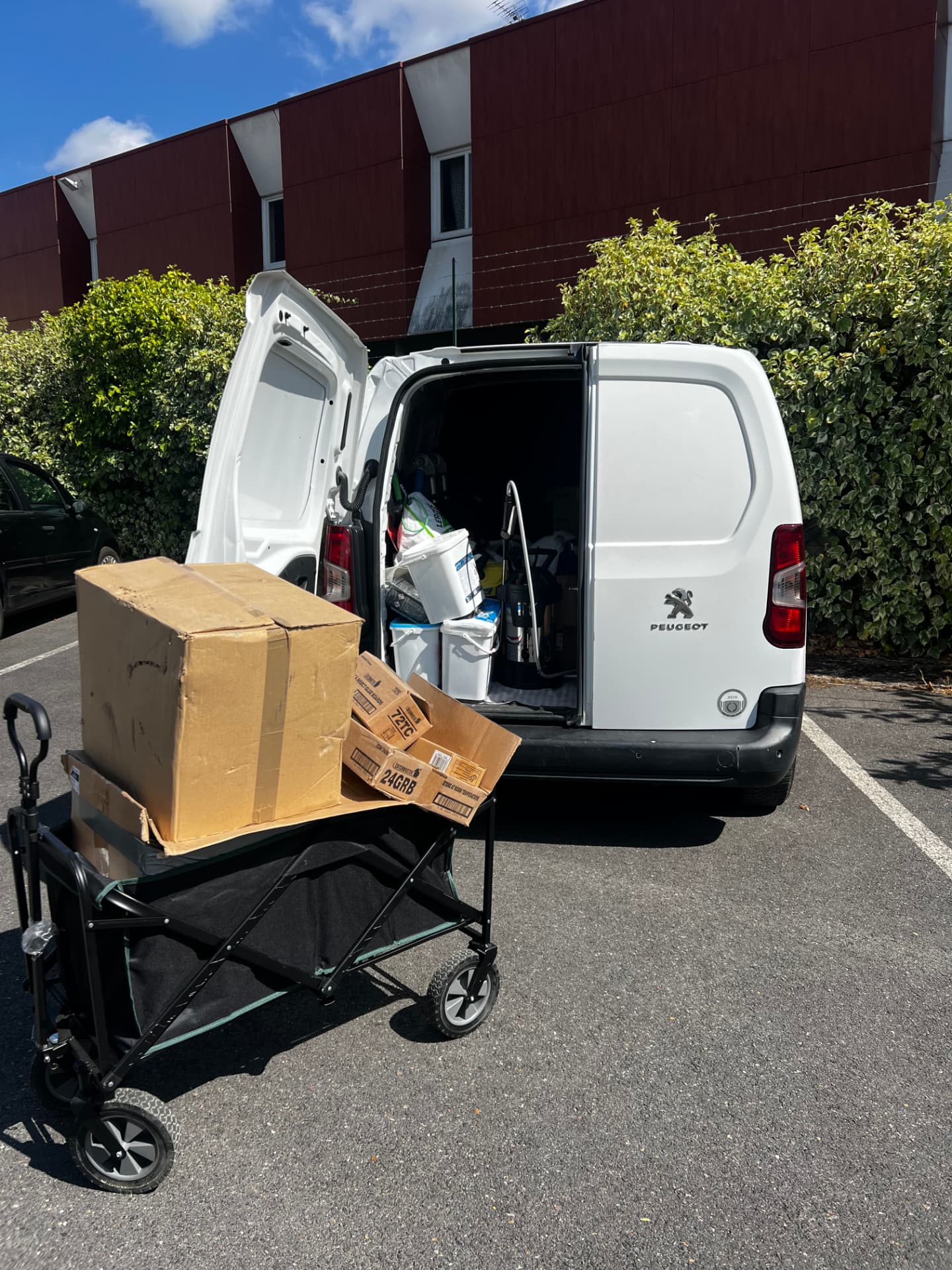Véhicule d'intervention GMS Nuisibles chargé de matériel et de produits professionnels