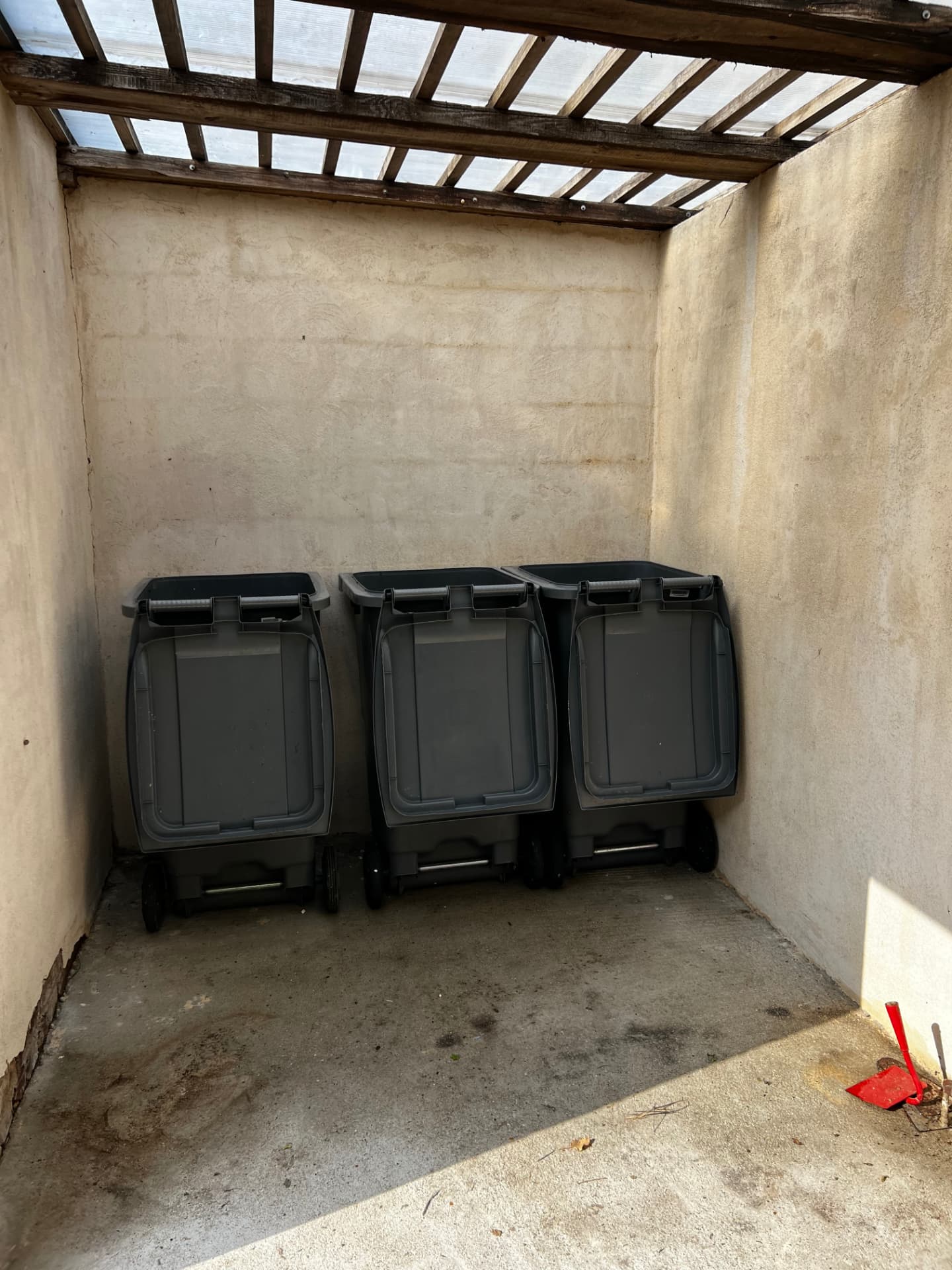 Local poubelles vidé, nettoyé et bacs alignés après traitement anti-nuisibles