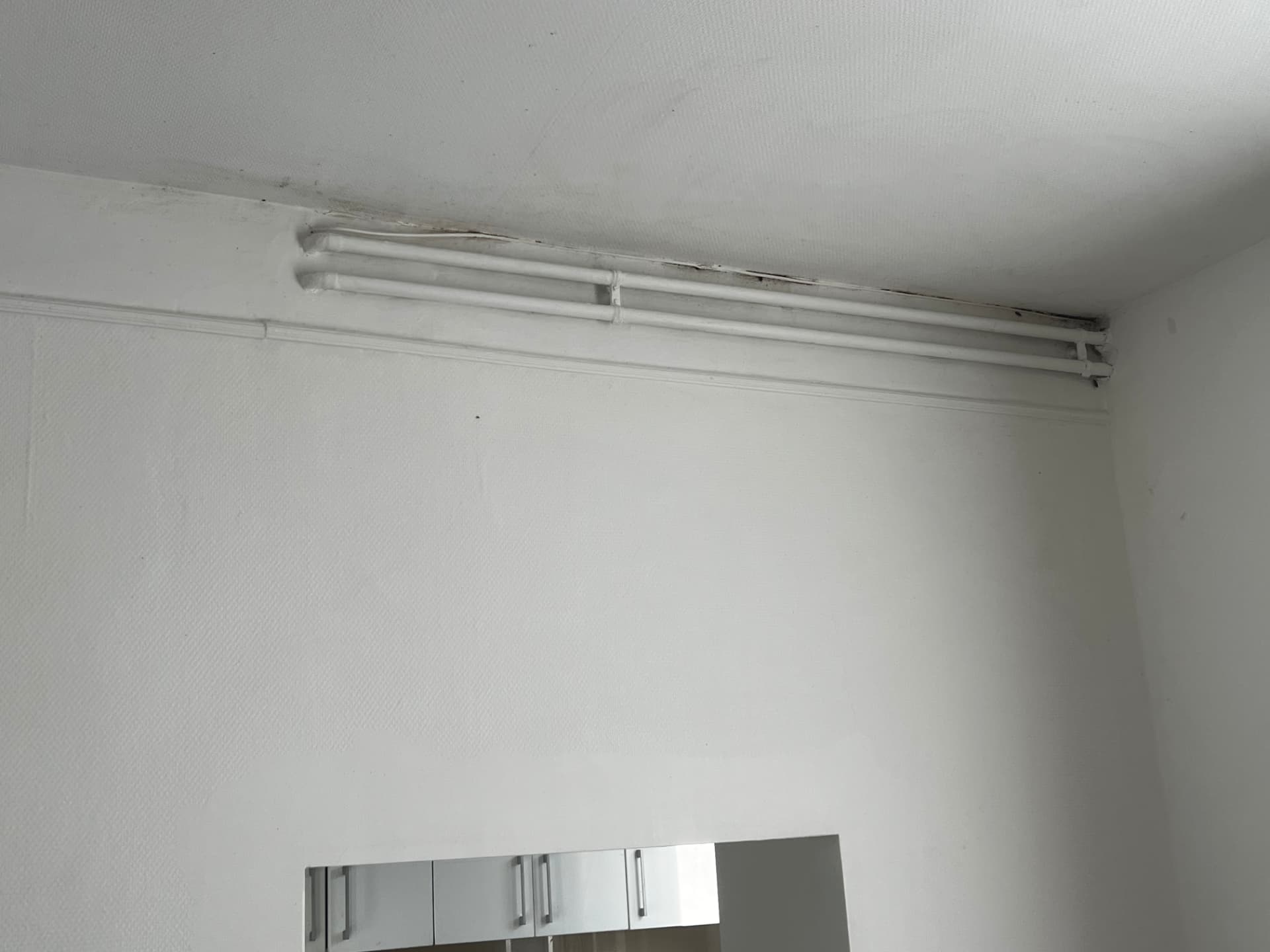 Mur et canalisations propres après traitement gel insecticide contre les cafards