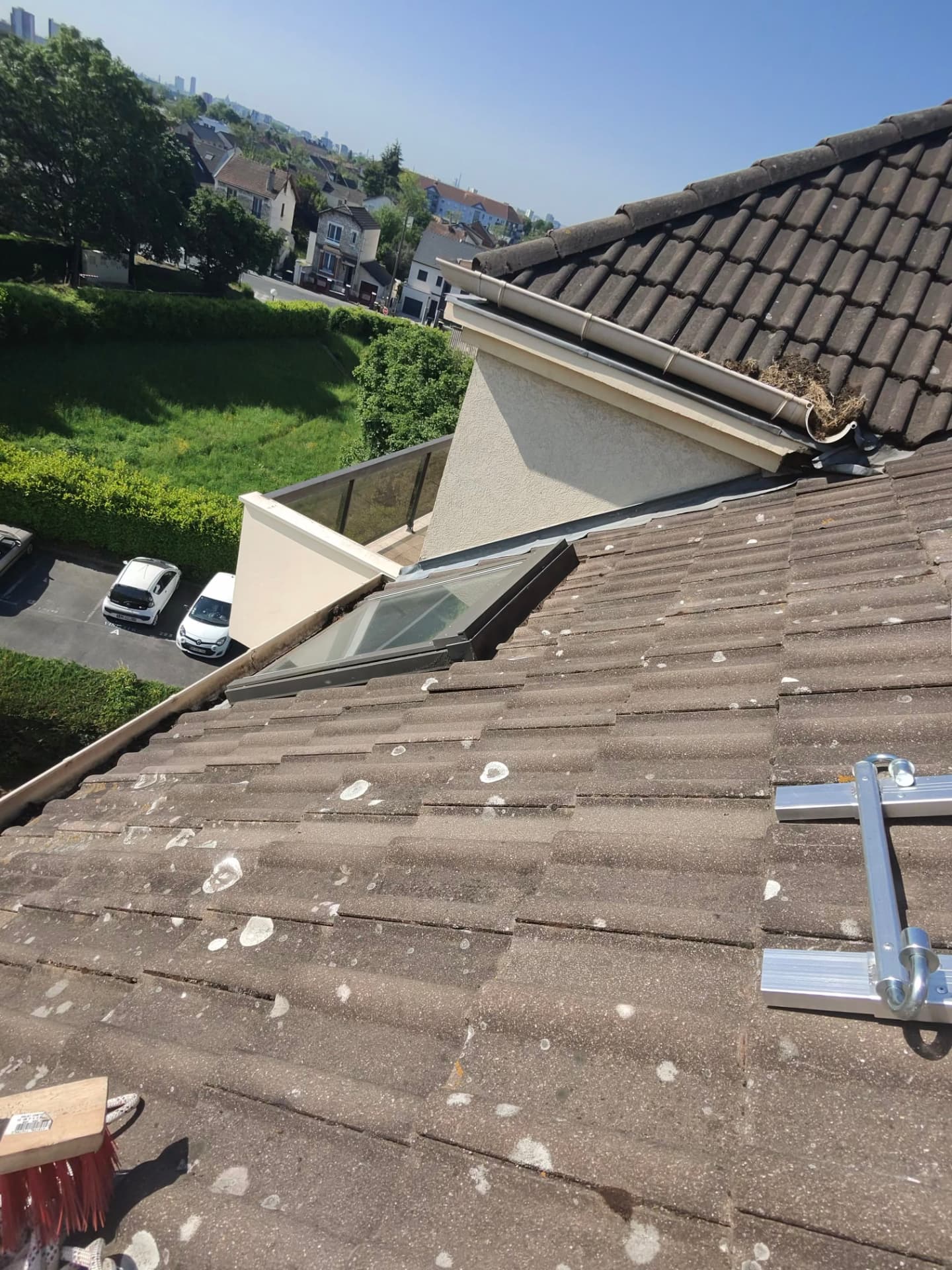 Gouttière dégagée et toiture nettoyée après démoussage et évacuation des mousses